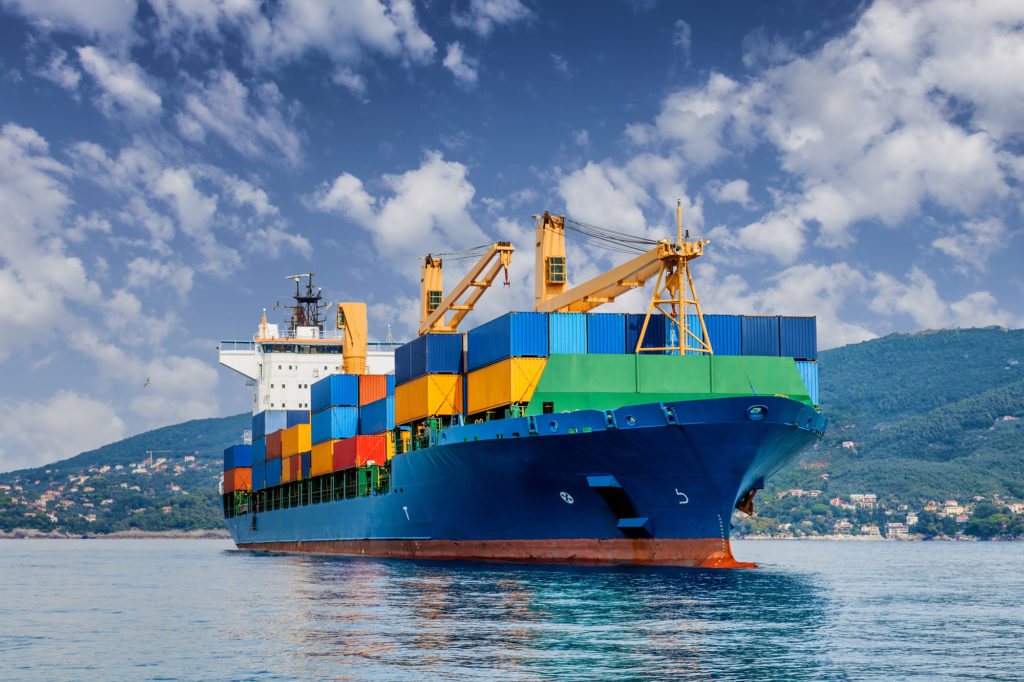 Porte-conteneurs en mer, logistique internationale