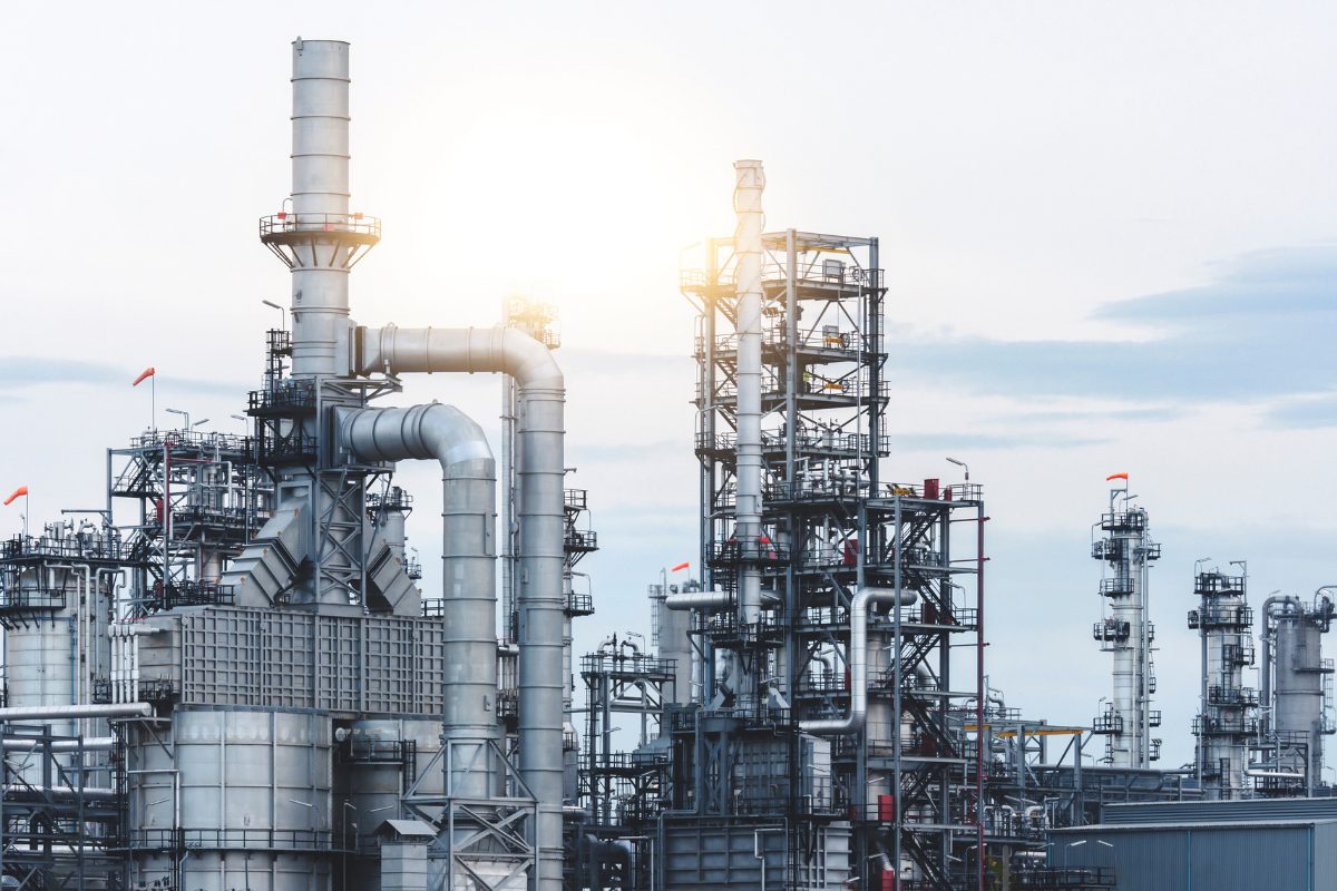 Installation pétrolière et gazière avec tuyauterie industrielle