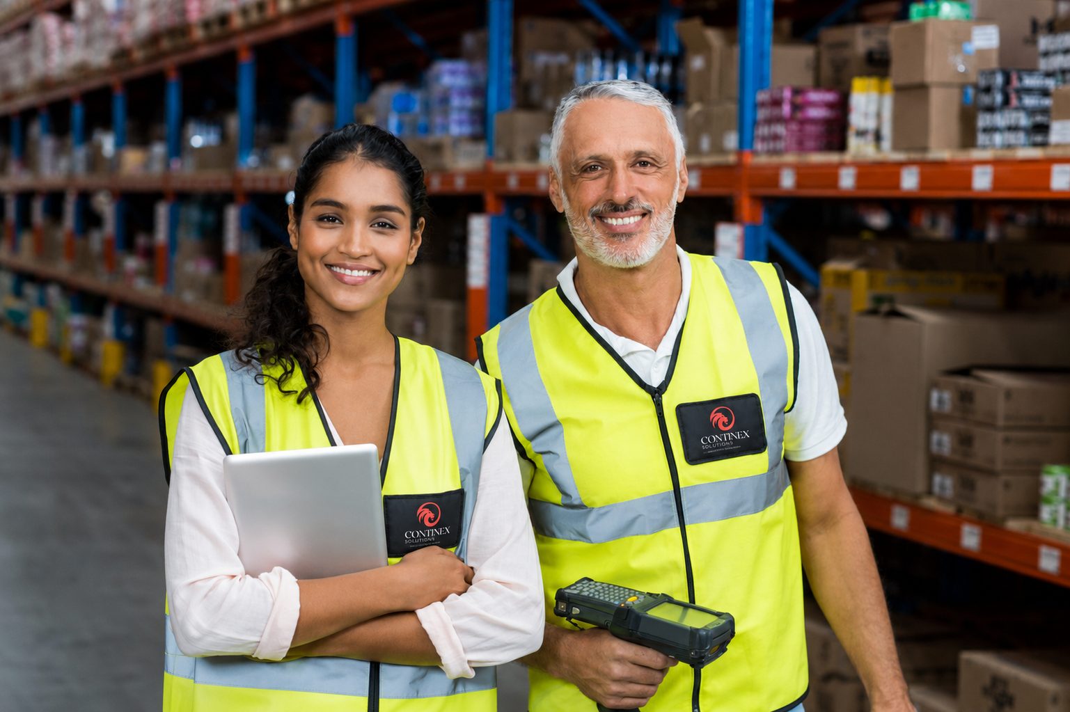 Équipe logistique Continex Solutions en entrepôt